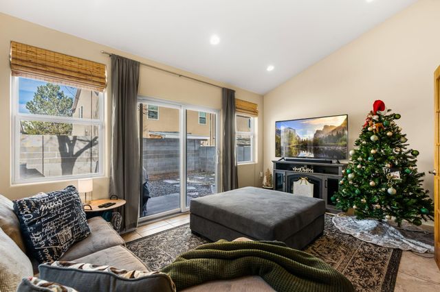 450 Minturn Loop NE, Rio Rancho, NM 87124