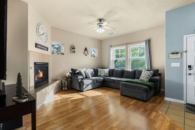 450 Minturn Loop NE, Rio Rancho, NM 87124