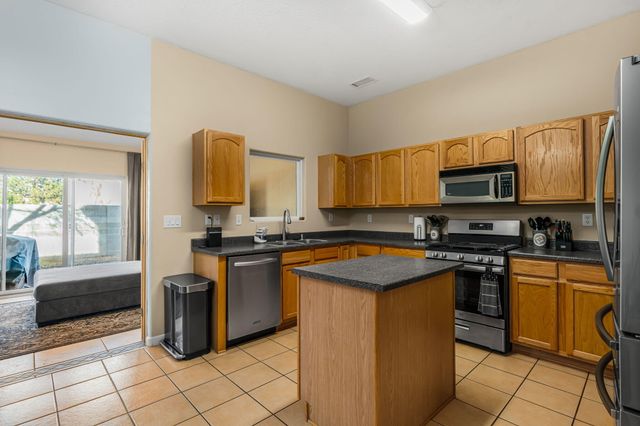 450 Minturn Loop NE, Rio Rancho, NM 87124