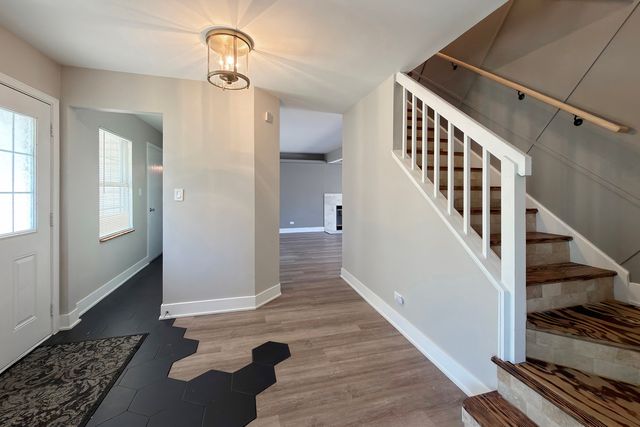505 Tebay Place W, Schaumburg, IL 60194