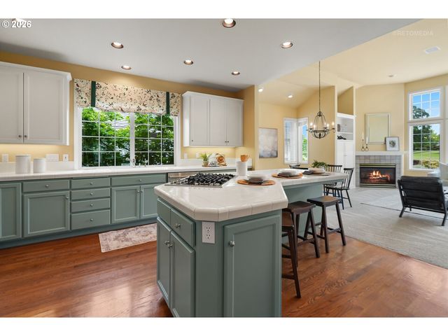 15737 Nw CLAREMONT Dr, Portland, OR 97229