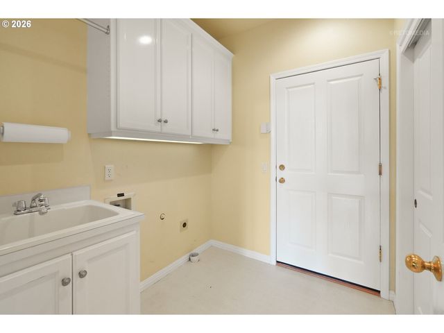 15737 Nw CLAREMONT Dr, Portland, OR 97229