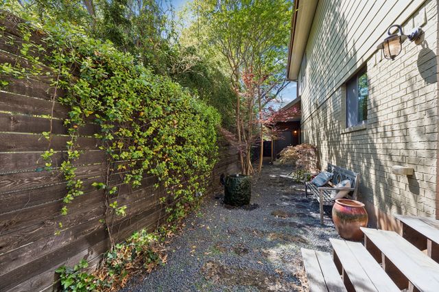 1572 Stemmons Avenue, Dallas, TX 75208