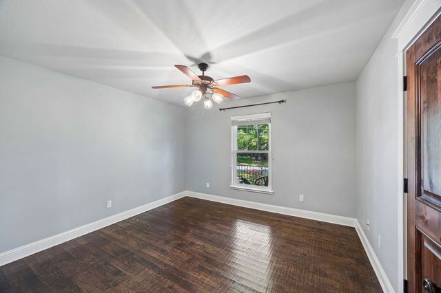 1572 Stemmons Avenue, Dallas, TX 75208