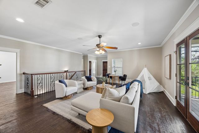 1572 Stemmons Avenue, Dallas, TX 75208