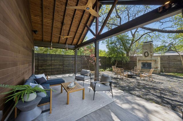 1572 Stemmons Avenue, Dallas, TX 75208