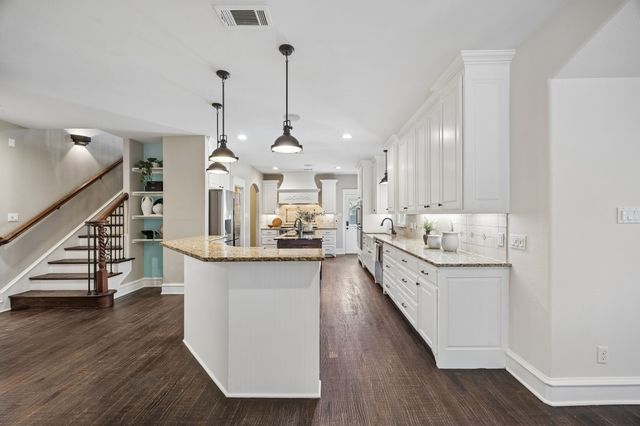 1572 Stemmons Avenue, Dallas, TX 75208