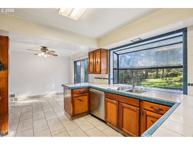 4036 Ne 102ND Ave, Portland, OR 97220