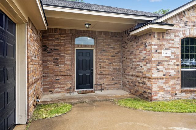 1301 Hyde Park Boulevard, Cleburne, TX 76033