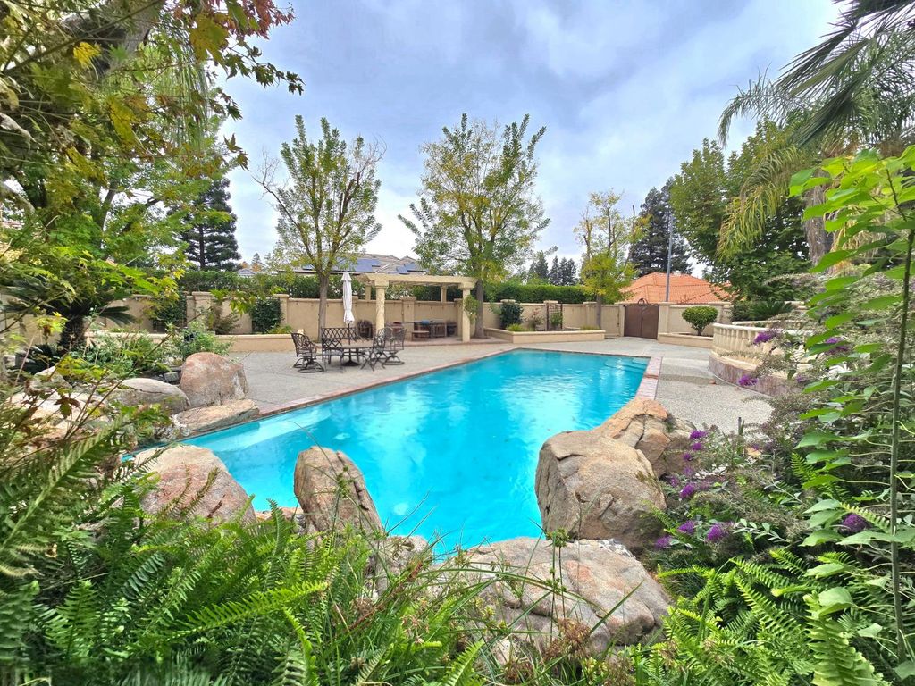 10111 Spanish Bay Dr, Fresno, CA 93720