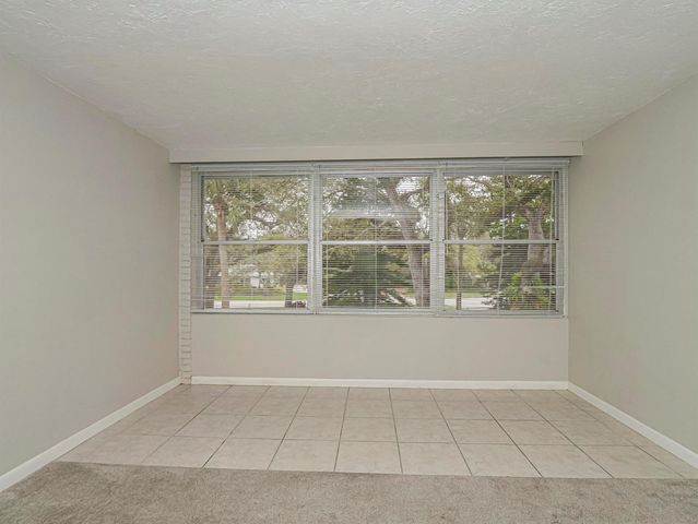 677 ROYAL PALM Boulevard 12, Vero Beach, FL 32960