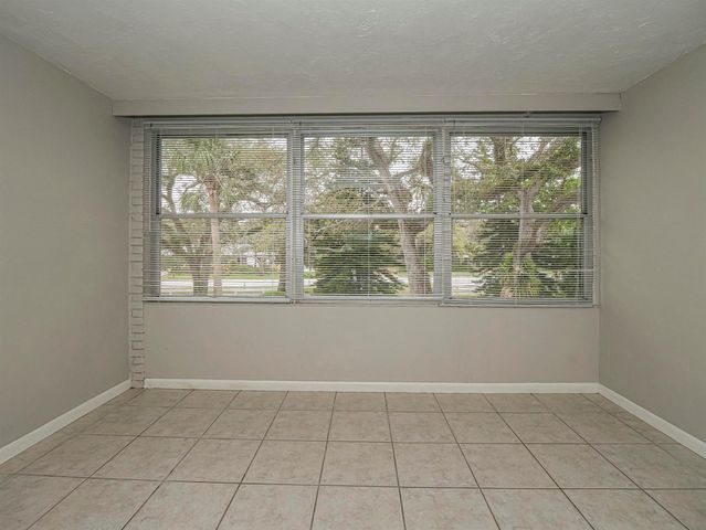 677 ROYAL PALM Boulevard 12, Vero Beach, FL 32960