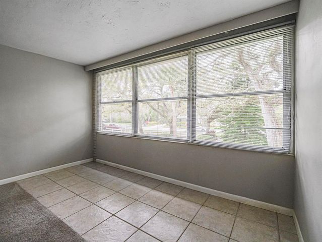 677 ROYAL PALM Boulevard 12, Vero Beach, FL 32960