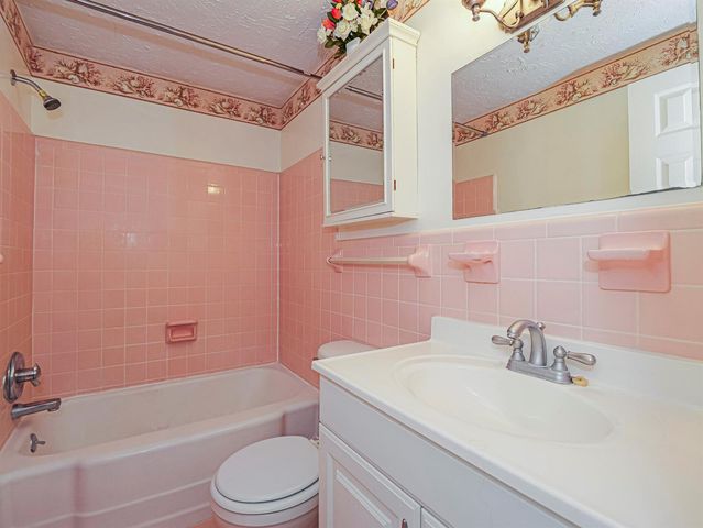 677 ROYAL PALM Boulevard 12, Vero Beach, FL 32960