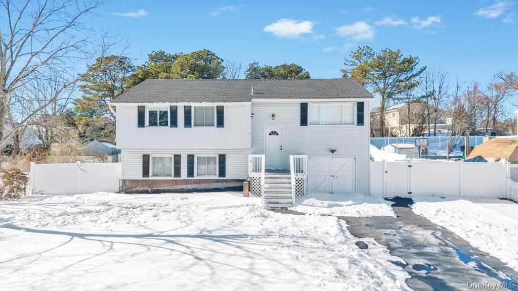 9 Meadow Avenue, Medford, NY 11763