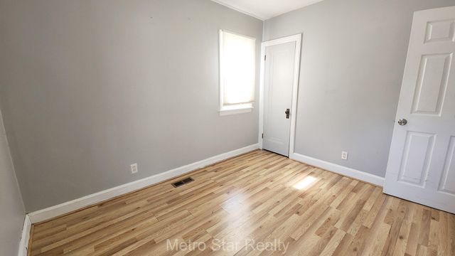 353 W Brockton Avenue, Madison Heights, MI 48071