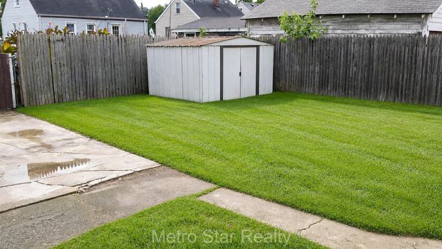 353 W Brockton Avenue, Madison Heights, MI 48071