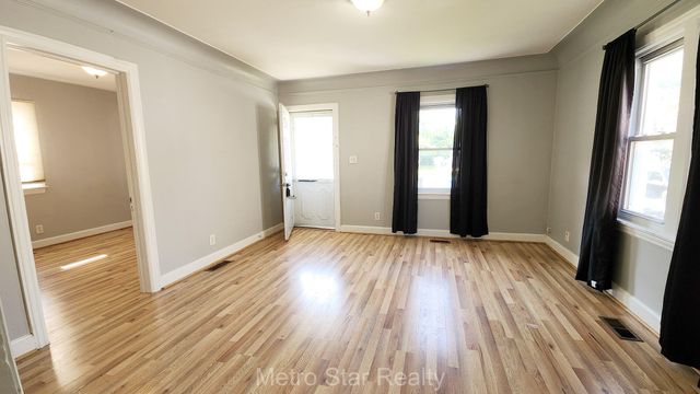 353 W Brockton Avenue, Madison Heights, MI 48071