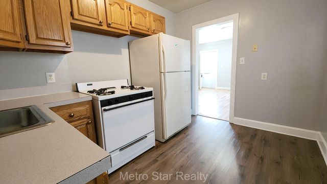 353 W Brockton Avenue, Madison Heights, MI 48071