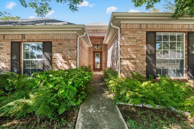 7321 Fallen Oak Drive, North Richland Hills, TX 76182