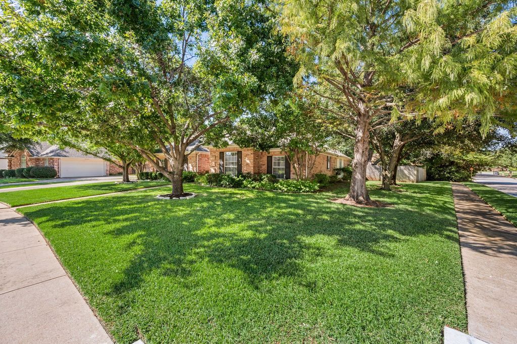 7321 Fallen Oak Drive, North Richland Hills, TX 76182