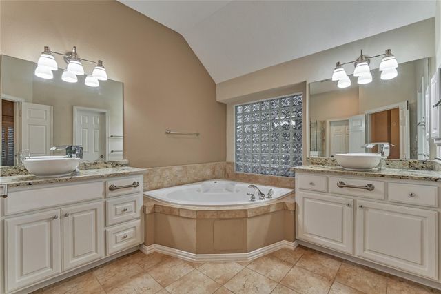 11 Brookwood Court, Montgomery, TX 77356