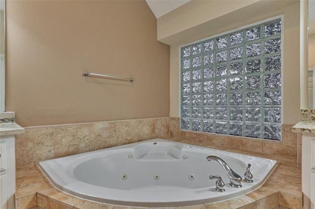11 Brookwood Court, Montgomery, TX 77356