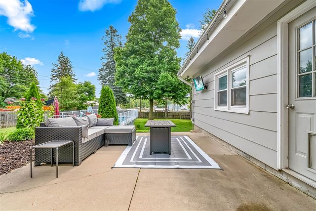 61 Charles Street, Hillsdale, MI 49242