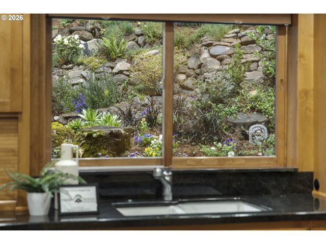 3919 Sw HILLSIDE Dr, Portland, OR 97221