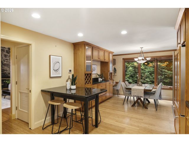 3919 Sw HILLSIDE Dr, Portland, OR 97221