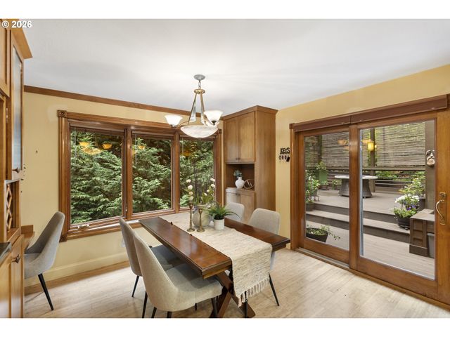 3919 Sw HILLSIDE Dr, Portland, OR 97221