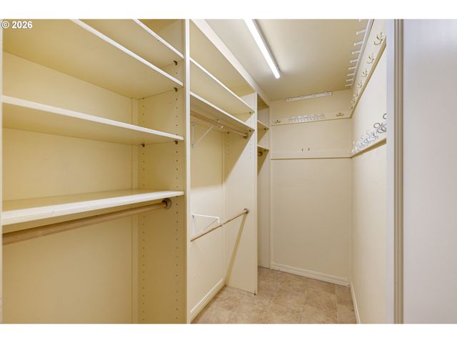 3919 Sw HILLSIDE Dr, Portland, OR 97221