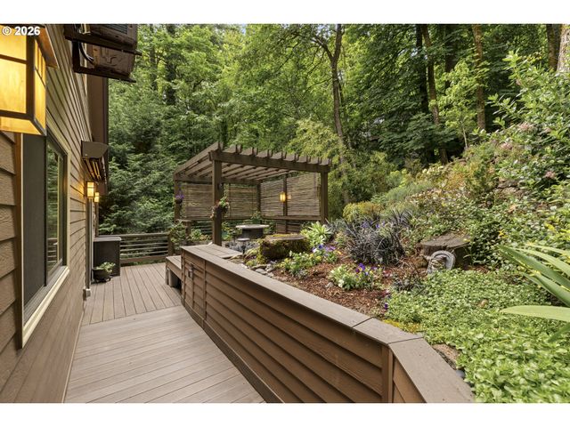 3919 Sw HILLSIDE Dr, Portland, OR 97221