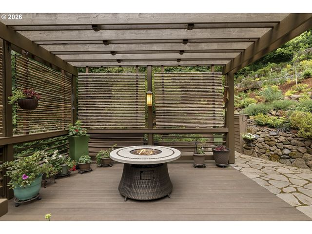 3919 Sw HILLSIDE Dr, Portland, OR 97221