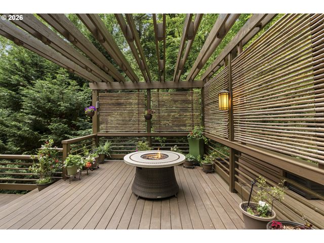 3919 Sw HILLSIDE Dr, Portland, OR 97221
