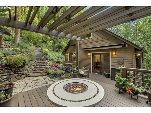 3919 Sw HILLSIDE Dr, Portland, OR 97221