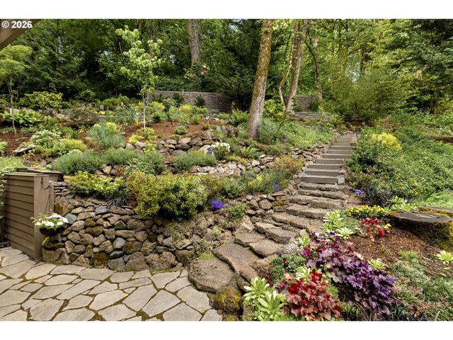 3919 Sw HILLSIDE Dr, Portland, OR 97221