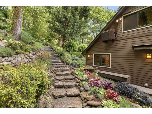3919 Sw HILLSIDE Dr, Portland, OR 97221