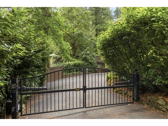 3919 Sw HILLSIDE Dr, Portland, OR 97221