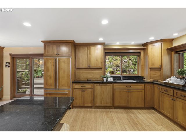 3919 Sw HILLSIDE Dr, Portland, OR 97221