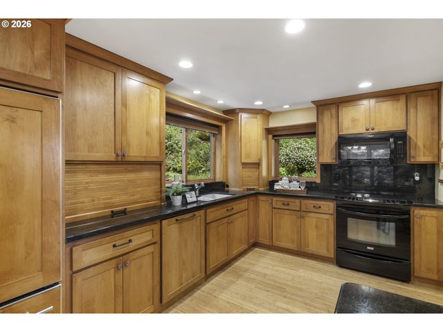 3919 Sw HILLSIDE Dr, Portland, OR 97221