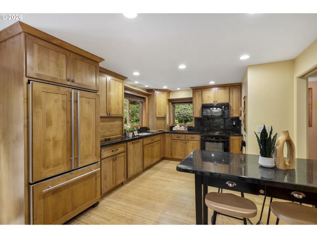 3919 Sw HILLSIDE Dr, Portland, OR 97221