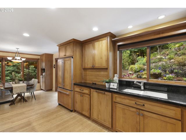 3919 Sw HILLSIDE Dr, Portland, OR 97221