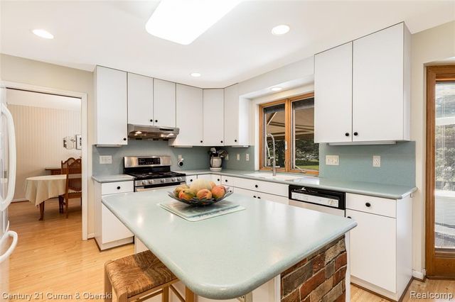 31259 Applewood Lane, Farmington, MI 48331