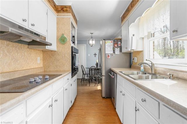 316 Crestview Drive, Thomasville, NC 27360