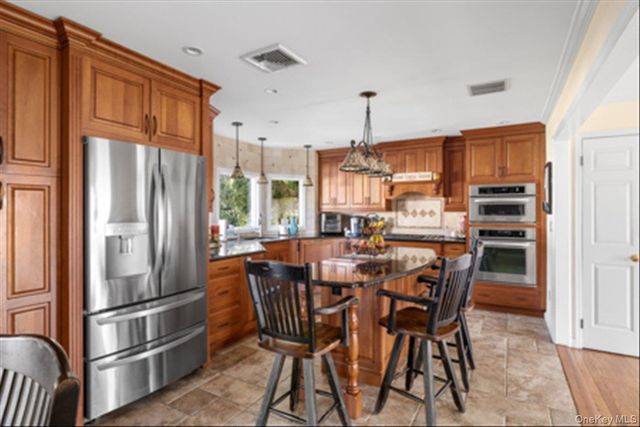 129 Bishop Lane, Holbrook, NY 11741