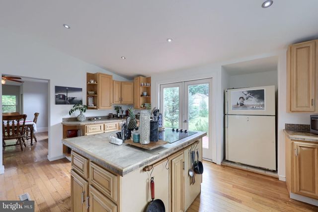 240 CIRCLE DR, Red Lion, PA 17356