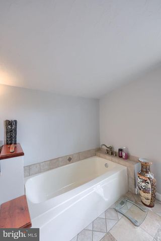 240 CIRCLE DR, Red Lion, PA 17356