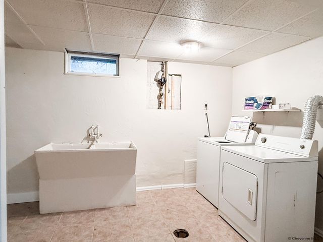 2985 HENDERSON DR, Cheyenne, WY 82001