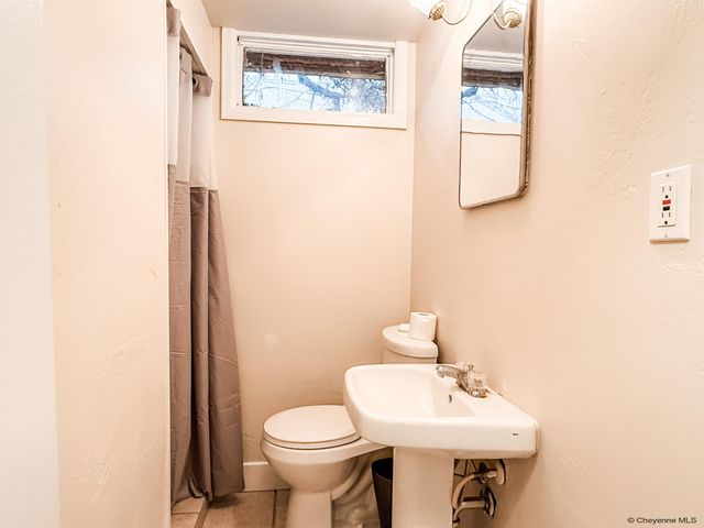 2985 HENDERSON DR, Cheyenne, WY 82001